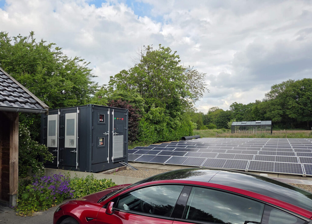 Batterijsysteem met eigen zonne-energie door Peakr in Zevenaar